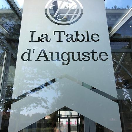 La Table D'Auguste Hotel Dour Bagian luar foto