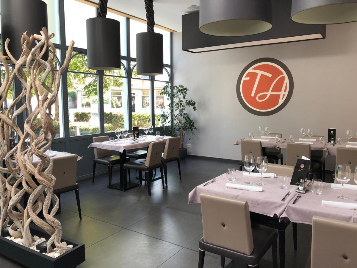La Table D'Auguste Hotel Dour Bagian luar foto
